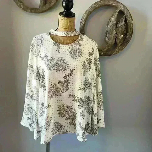 Chicos size 3 paisley silk like feel top .  Zipper in back for easy on/ off - Picture 1 of 5